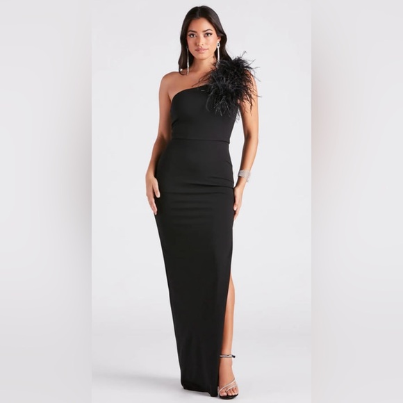 Windsor Dresses & Skirts - Windsor Patricia Crepe Black One Shoulder Marabou Feather Slit Formal Gown S